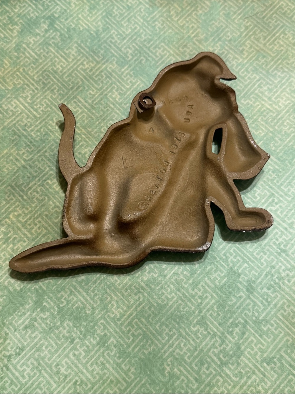 VINTAGE 1976 CAST METAL PUPPY WALL DECOR - Picture 3 of 6